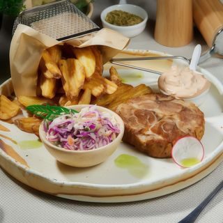 Ceafă de porc sous vide,French fries cu sos Nord Bistro și salată coleslaw 510g