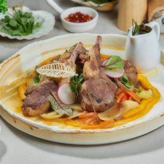 Cotlete de berbecuț, legume sote, sos de rozmarin550g