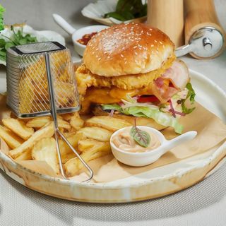 Burger crispy de pui cu French fries și sos Nord Bistro 610g