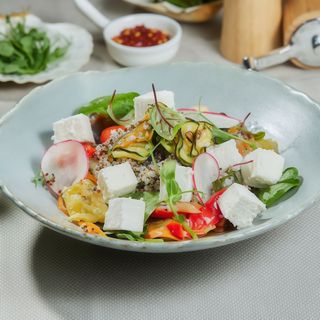 Salată de quinoa cu legume prăjite 220g