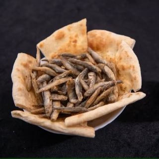 Hamsii/sprot & focaccia & sos de usturoi