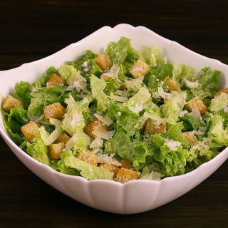 Salată caesar