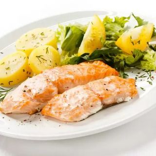 Somon la gratar cu cartofi natur si lamaie