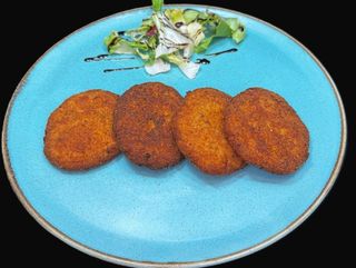 Chiftele din legume proaspete si salata de castaraveti murati