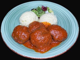 Chiftele cu sos cu cartofi piure si muraturi