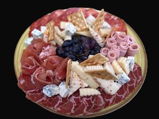 Platou mixt cu branzeturi si salamuri