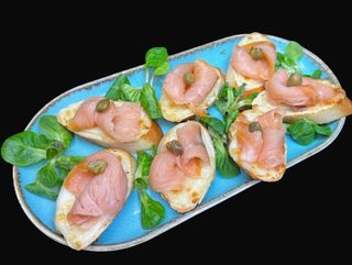 Crostini cu somon domolite de mozarella
