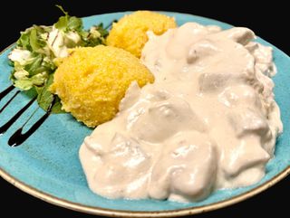 Mamaliguta innobilata cu branza si smantana