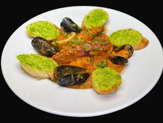 Tigaie picanta cu fructe de mare