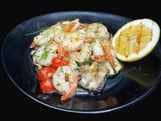 Creveti delicati trasi la tigaie pe pat de zucchini