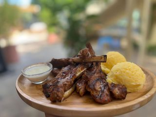 Cotlete de berbecut cu hrean si mamaliguta