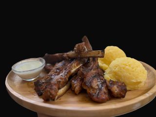 Cotlete de berbecut cu hrean si mamaliguta