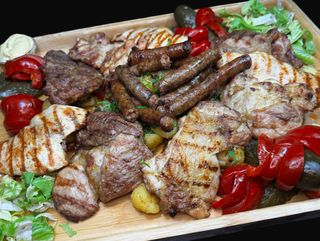 Platou cu bucate alese de porc