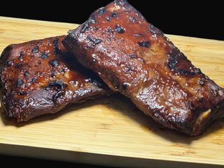 Coaste de porc desavarsite cu sos barbeque