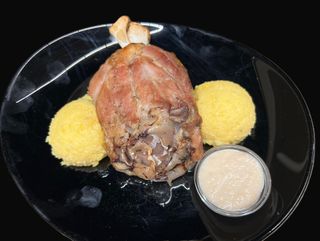 Ciolan de porc inabusit cu hrean si mamaliguta