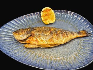 Dorada la gratar stinsa cu ulei de masline si condimente