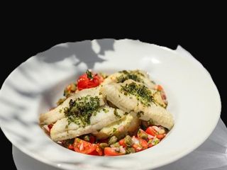 Salau in crusta de verdeturi cu piure si salata de capere