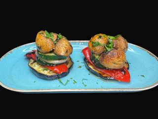 Legume tinere rumenite pe gratar