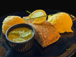 Crap prajit cu mamaliga si usturoi