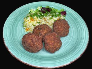 Chiftele cu pilaful casei si salata  muraturi