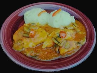 Escalop de porc cu cartofi piure si muraturi