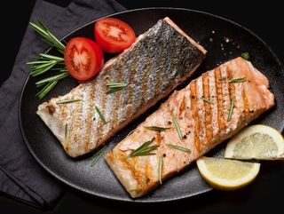 Somon la gratar cu cartofi natur