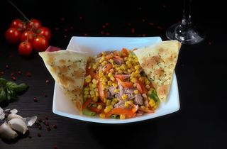 Salată Mediteraneană cu ton