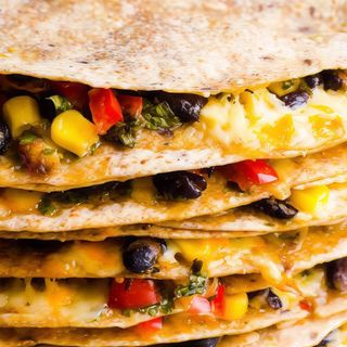 Veggie quesadilla de post  + cartofi prajiti + sos de rosii picant