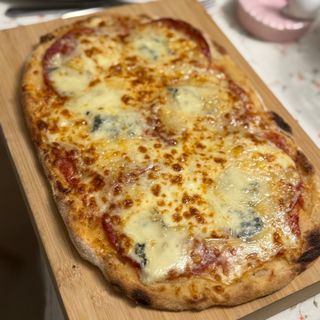 Pinsa quatro formaggi & Ventricina