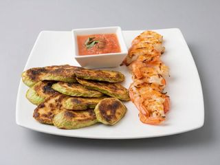 Creveți la grătar cu zucchini prăjiți și sarmuzac