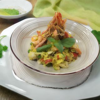 Paella cu fructe de mare și piept de pui