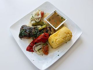 Saramură de crap cu mămăliguță și sos de usturoi