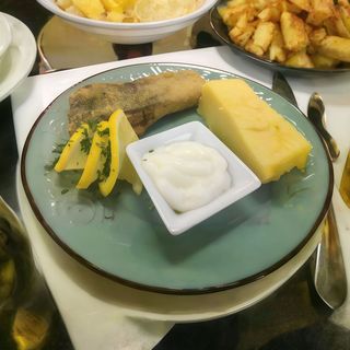 Crap prăjit cu mămăliguță și sos de usturoi