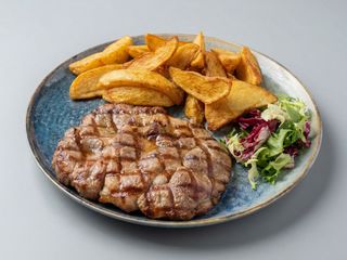 Ceafă de porc la grătar și cartofi prăjiți