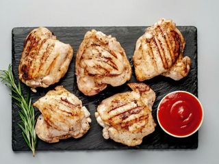 Pulpă dezosată de pui la grătar cu cartofi țărănești