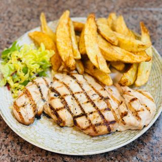 Piept de pui la grătar cu cartofi wedges