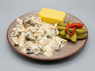 Ciulama de pui cu ciuperci și mămăliguță