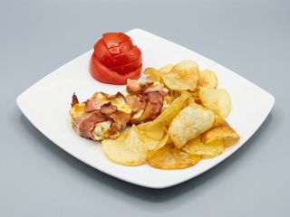 Cuiburi de ouă cu bacon și chipsuri de cartofi