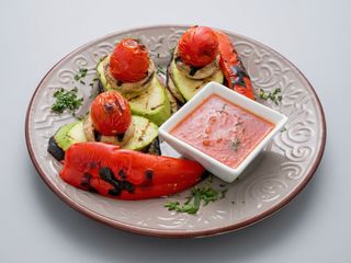 Legume la grătar cu sos sarmuzac