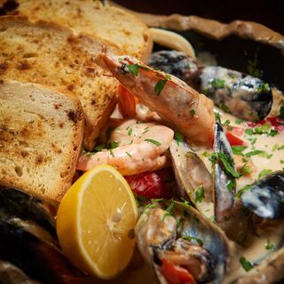 Tigaie picanta cu fructe de mare