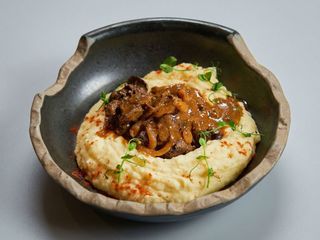 Ficăței de pui în sos de vin și usturoi cu piure