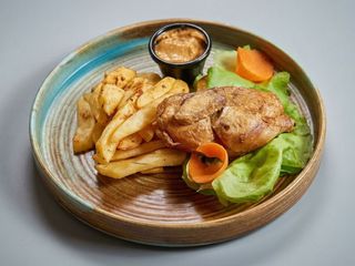 Cocoș pitic jumatate, cartofi crocanți și sos de usturoi