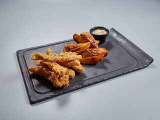 Degețele de pui cu cartofi wedges