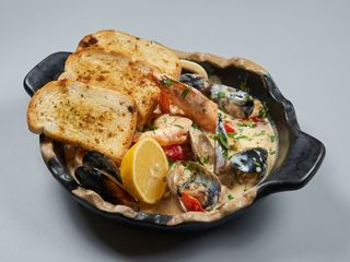 Tigaie picanta cu fructe de mare