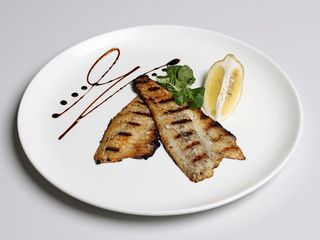 File lup de mare la gratar cu lamaie si sos de iaurt cu usturoi