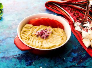 Salată de vinete cu ardei copt, roșii, ceapa