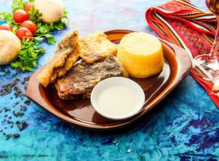 Crap prăjit cu mămăligă și mujdei