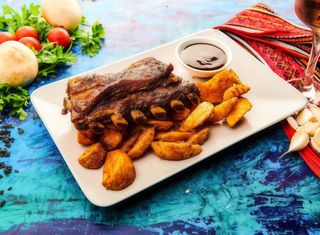 Coaste de porc la cuptor cu cartofi wedges și sos barbeque