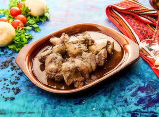 Ficăței la tigaie în sos de vin și usturoi