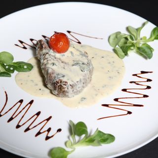 Mușchi de vită la grătar cu sos de piper verde